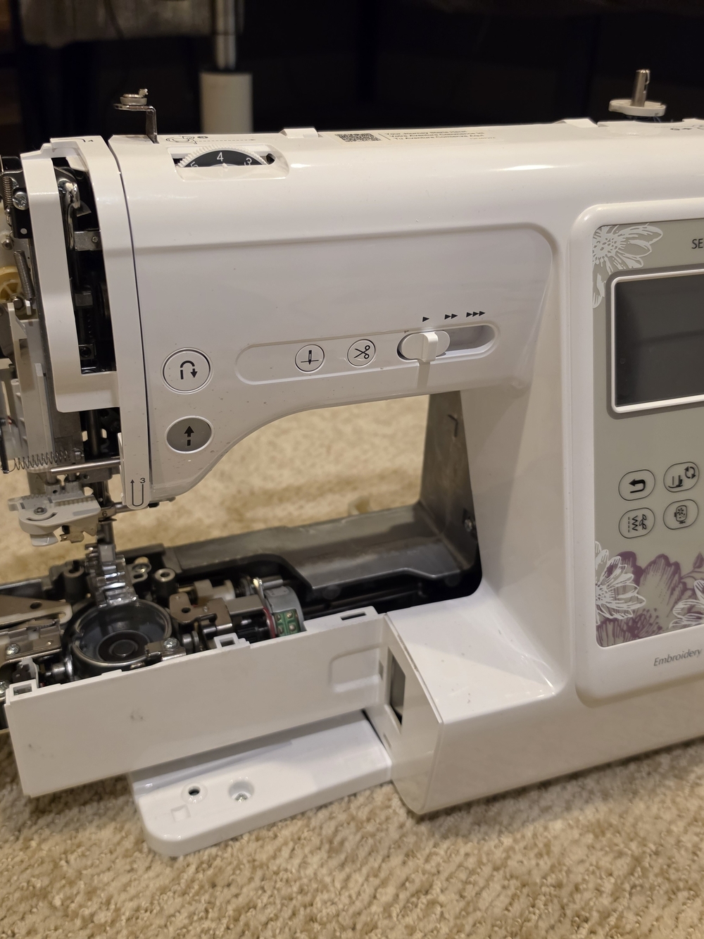 White Electronic Sewing Machine with LCD Panel Brother SE 600 Embroidery
